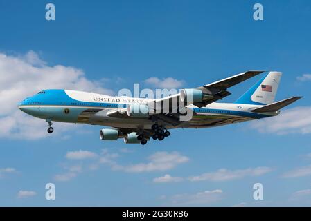 Aeroporto Heathrow di Londra, Londra, Regno Unito. 13 Giu 2021. US Air Force Boeing VC-25A segnale di chiamata 'Air Force One' è arrivato da Newquay con il presidente degli Stati Uniti Joe Biden a bordo per la sua visita con la regina. Atterrando all'aeroporto Heathrow di Londra in una giornata di sole Foto Stock