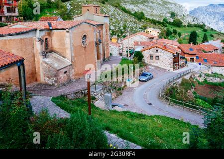 Chiesa Parrocchiale di Tresviso, costruita sulla vecchia Cappella di San Pedro del 18 ° secolo. L'attuale modello è stato costruito nel 1904. Tresviso è la città più isolata Foto Stock