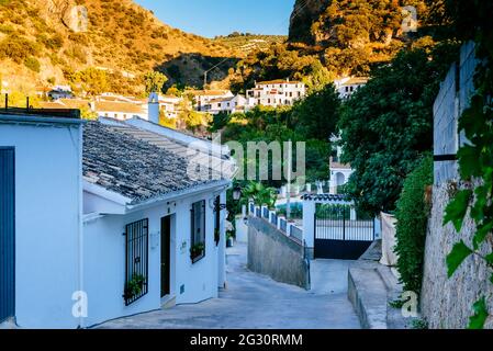 Almedinilla è un comune spagnolo situato all'estremità orientale della regione della Subbética Cordobesa nella provincia di Córdoba, in Andalusia. Almedinilla, Foto Stock