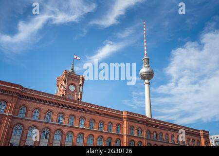 Municipio di Berlino (Rotes Rathaus) e Torre della TV (Fersehturm) - Berlino, Germania Foto Stock