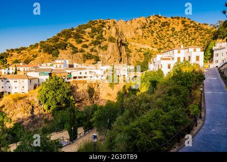 Almedinilla è un comune spagnolo situato all'estremità orientale della regione della Subbética Cordobesa nella provincia di Córdoba, in Andalusia. Almedinilla, Foto Stock