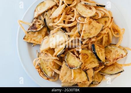 Tipica cucina andalusa. Anelli di cipolla e melanzane fritti. Torremolinos, Málaga, Andalucía Spagna, Europa Foto Stock
