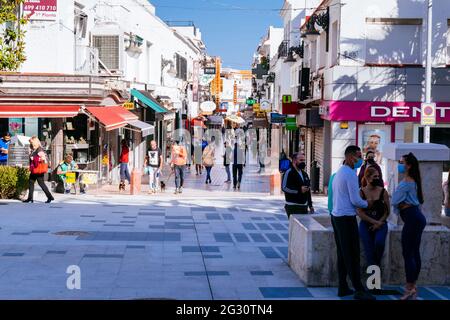 Plaza de la Costa del Sol e calle San miguel durante la pandemia COVID-19. Fine aprile 2021. Torremolinos, Málaga, Costa de Sol, Andalusia, Spagna, Foto Stock