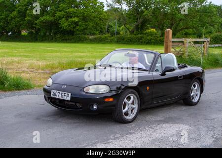 2000 Mazda MX-5 nero al 58th Annual Manchester to Blackpool Vintage & Classic Car Run l'evento è un ‘Touring Assembly’ Foto Stock