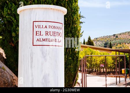 Monolito all'ingresso della Villa Romana. Il sito archeologico della villa romana di El Ruedo - Villa romana de El Ruedo, si trova vicino al mu Foto Stock