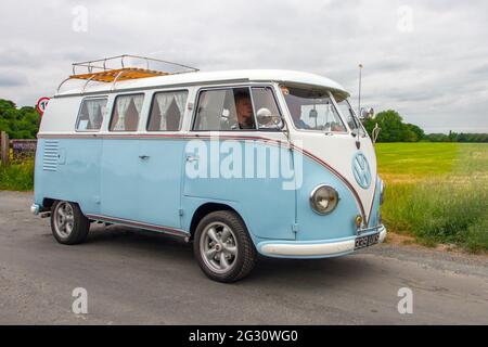 1967 VW Volkswagen schermo diviso Kombi furgone finestra. Roulotte e camper, camper sulle strade della Gran Bretagna, camper, vacanze in famiglia, vacanze in caravanette, vacanze in caravan, vacanze in caravan, Van Conversions, Vanagon autohomb, vita in viaggio per la mostra di auto classiche e d'epoca a Heskin Hall , Lancashire, Regno Unito Foto Stock