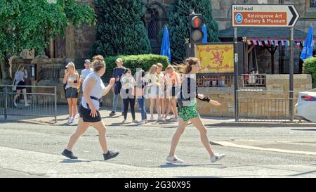 Glasgow, Scozia, Regno Unito, 13 giugno 2021. Regno Unito Meteo: Estate Euro 2021 la febbre è apparsa in città con un buon umore mentre la città si è dimorata al sole. Locali e turisti erano fuori in vigore nel West End e giardini botanici.Credit: Gerard Ferry/Alamy Live News Foto Stock