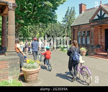 Glasgow, Scozia, Regno Unito, 13 giugno 2021. Regno Unito Meteo: Estate Euro 2021 la febbre è apparsa in città con un buon umore mentre la città si è dimorata al sole. Locali e turisti erano fuori in vigore nel West End e giardini botanici.Credit: Gerard Ferry/Alamy Live News Foto Stock