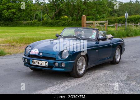 1994 90s blue MG RV8 3900cc cabrio al 58th Annual Manchester to Blackpool Vintage & Classic Car Run l'evento è un ‘Touring Assembly’ Foto Stock