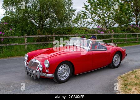 Un rosso Austin Healey 58th Annual Manchester to Blackpool Vintage & Classic Car Run l'evento è un ‘Touring Assembly’ Foto Stock