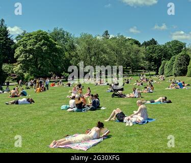 Glasgow, Scozia, Regno Unito, 13 giugno 2021. Regno Unito Meteo: Estate Euro 2021 la febbre è apparsa in città con un buon umore mentre la città si è dimorata al sole. Locali e turisti erano fuori in vigore nel West End e giardini botanici.Credit: Gerard Ferry/Alamy Live News Foto Stock