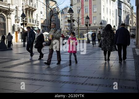 Serbia, 7 marzo 2021: Pedoni che camminano lungo la via Knez Mihailova a Belgrado Foto Stock