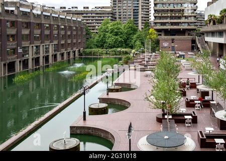 LONDRA INGHILTERRA BARBICAN CENTRO SILK STREET CITTÀ DI LONDRA CON VISTA SUL LAGO E LA TERRAZZA PRINCIPALE Foto Stock