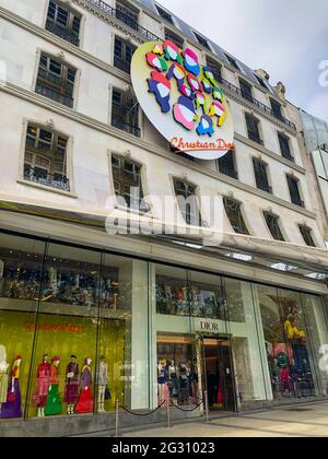 Parigi, Francia, shopping di lusso, Christian Dior Store Front, Avenue des Champs-Elysees, designer di moda, facciata, negozio Windows Mannequins, Negozio, LVMH Foto Stock