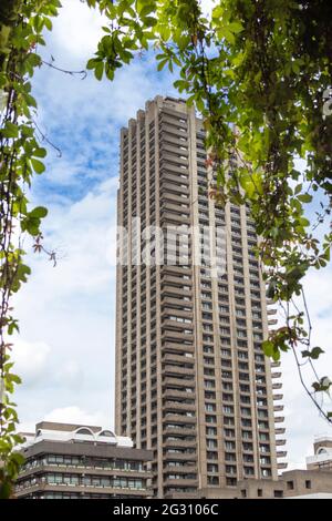 LONDRA INGHILTERRA BARBICAN CENTRO SILK STREET CITTÀ DI LONDRA VISTA DI LAUDERDALE TOWER DAL BARBICAN Foto Stock