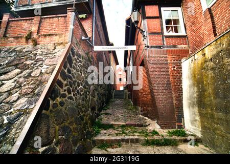 Strada laterale nel centro storico di Lauenburg, con l'iscrizione tedesca Hochwasserstand 2013, che segna il livello dell'acqua durante un'alluvione. Foto Stock