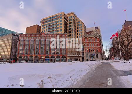 Camere centrali in stile revival Queen Anne ed edifici moderni lungo Elgin Street, ricoperti di neve a Ottawa Foto Stock