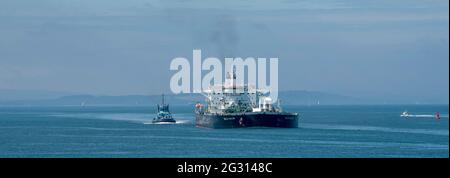 The Solent, Southampton, Regno Unito. 2021. Ocean andando rimorchiato dalla poppa di una grande petroliera greggio come fa una svolta su Southampton Water, Regno Unito Foto Stock