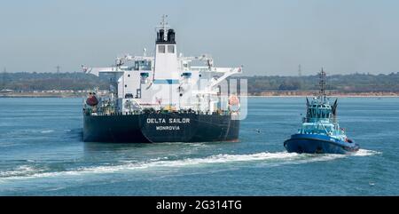 The Solent, Southampton, Regno Unito. 2021. Ocean andando rimorchiato dalla poppa di una grande petroliera greggio come fa una svolta su Southampton Water, Regno Unito Foto Stock