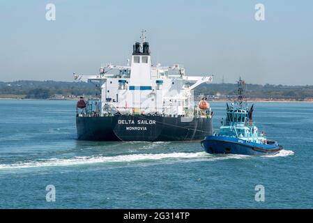 The Solent, Southampton, Regno Unito. 2021. Ocean andando rimorchiato dalla poppa di una grande petroliera greggio come fa una svolta su Southampton Water, Regno Unito Foto Stock