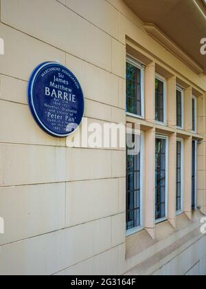 Sir James Matthew Barrie Blue Plaque Bernard St Bloomsbury - romanziere, drammatista e creatore di 'Peter Pan' vissuto in questa casa su questo sito 1885-1888 Foto Stock