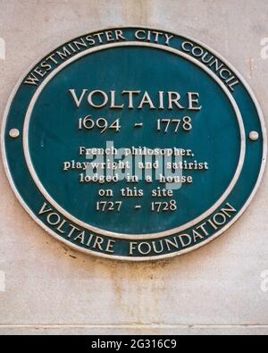 Voltaire Blue Plaque Londra - Voltaire Green Plaque - Voltaire 1694 - 1778 il filosofo e il drammaturgo francese sono depositati in una casa su questo sito 1727 - 1728 Foto Stock