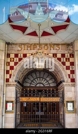 Simpsons Restaurant London - ingresso ornato a Simpsons in the Strand - ingresso al famoso ristorante Simpson's on the Strand, Londra. Foto Stock