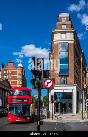 The Bloomsbury Building 10 Bloomsbury Way London. Un edificio ristrutturato del Ministero della Difesa degli anni '40, gli architetti BuckleyGreyYeoman 2015. Foto Stock