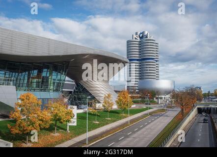 Sede BMW, Museo BMW e edifici BMW Welt - Monaco, Germania Foto Stock