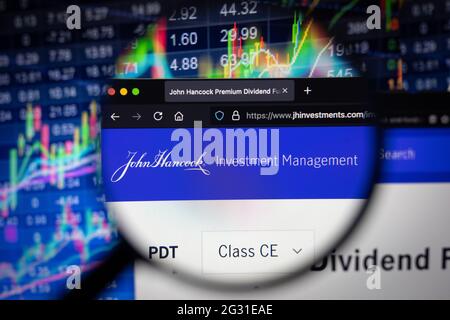 John Hancock il logo della società di investimento su un sito web con sviluppi del mercato azionario sfocato in background, visto su uno schermo del computer Foto Stock
