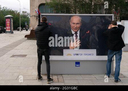 I lavoratori hanno allestito una mostra con foto del presidente della Russia Putin, come parte della mostra fuori porta su Tverskoy blvd, Mosca, Russia Foto Stock