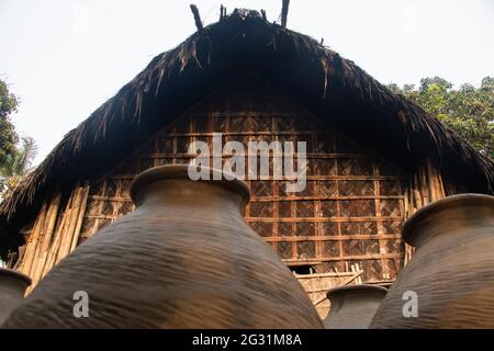 Una casa di paglia e ceramica. Questa immagine è stata catturata il 30 marzo 2021 da Shekhornagar, Bangladesh, Asia meridionale Foto Stock