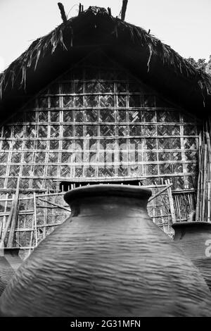 Una casa di paglia e ceramica. Questa immagine è stata catturata il 30 marzo 2021 da Shekhornagar, Bangladesh, Asia meridionale Foto Stock