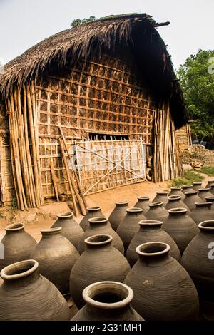 Una casa di paglia e ceramica. Questa immagine è stata catturata il 30 marzo 2021 da Shekhornagar, Bangladesh, Asia meridionale Foto Stock