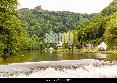 Castello di Bourscheid sul fiume Sûre a Lipperscheid, Lussemburgo Foto Stock