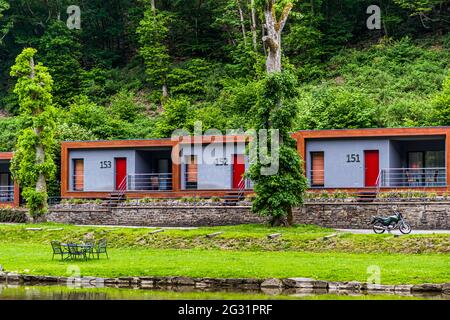 Sistemazione presso il Cocoon Hotel sul fiume Sûre a Lipperscheid, Lussemburgo. Le suite cottage del Cocoon Hotel la Rive sono ideali per una vacanza vicino alla natura. I cottage si trovano direttamente sulle rive del fiume Sûre. Due hotel con servizio ristorante assicurano la fornitura e la prima cosa al mattino il tour sulla Escapardenne Lee Trail può iniziare Foto Stock