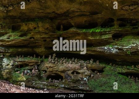 Cairns sul sentiero escursionistico attraverso la valle Mullerthal vicino Berdorf, Lussemburgo Foto Stock