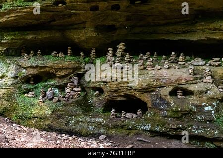 Cairns sul sentiero escursionistico attraverso la valle Mullerthal vicino Berdorf, Lussemburgo Foto Stock