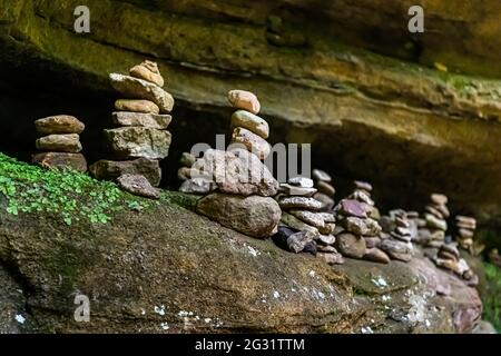 Cairns sul sentiero escursionistico attraverso la valle Mullerthal vicino Berdorf, Lussemburgo Foto Stock