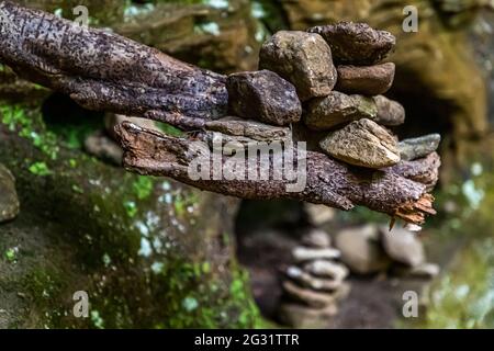 Cairns sul sentiero escursionistico attraverso la valle Mullerthal vicino Berdorf, Lussemburgo Foto Stock