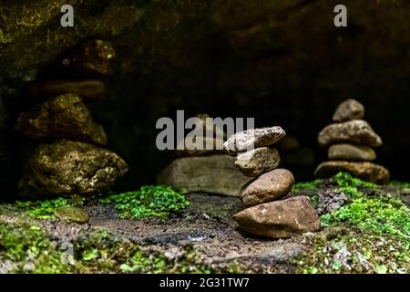 Cairns sul sentiero escursionistico attraverso la valle Mullerthal vicino Berdorf, Lussemburgo Foto Stock