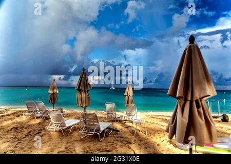 Luce del mattino presto su un resort sulla spiaggia deserta nei Caraibi Foto Stock