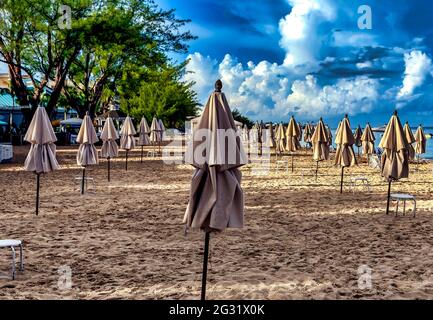 Luce del mattino presto su un resort sulla spiaggia deserta nei Caraibi Foto Stock