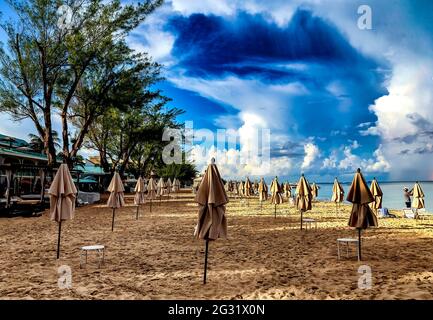 Luce del mattino presto su un resort sulla spiaggia deserta nei Caraibi Foto Stock