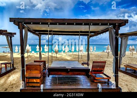 Luce del mattino presto su un resort sulla spiaggia deserta nei Caraibi Foto Stock