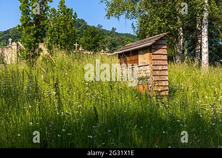 Hotel Insect di fronte al cimitero di Ahn, Lussemburgo Foto Stock