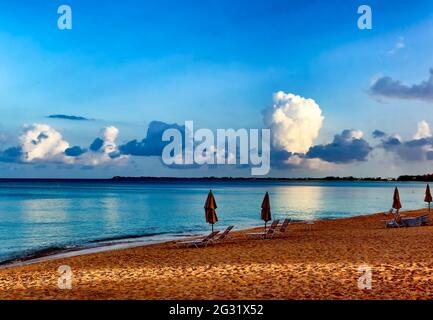 Luce del mattino presto su un resort sulla spiaggia deserta nei Caraibi Foto Stock