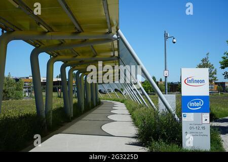 Il Campeon (un portmanteau del Campus e Infineon - INTEL) è un complesso di uffici incorporato in un grande parco pubblico paesaggistico con aree acquatiche. Foto Stock