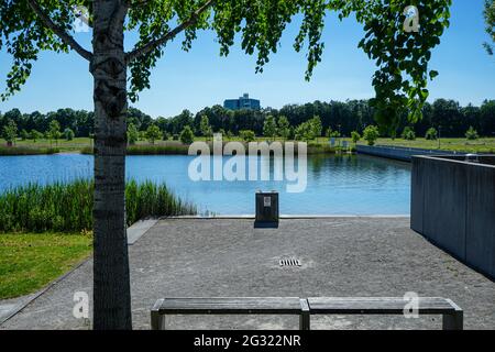 Il Campeon (un portmanteau del Campus e Infineon - INTEL) è un complesso di uffici incorporato in un grande parco pubblico paesaggistico con aree acquatiche. Foto Stock