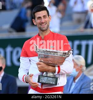 Parigi, fra. 13 giugno 2021. Paris, Roland Garros, French Open Day 15 13/06/2021 Novak Djokovic (SRB con trofeo dopo aver vinto i singoli Mens Final Credit: Roger Parker/Alamy Live News Foto Stock